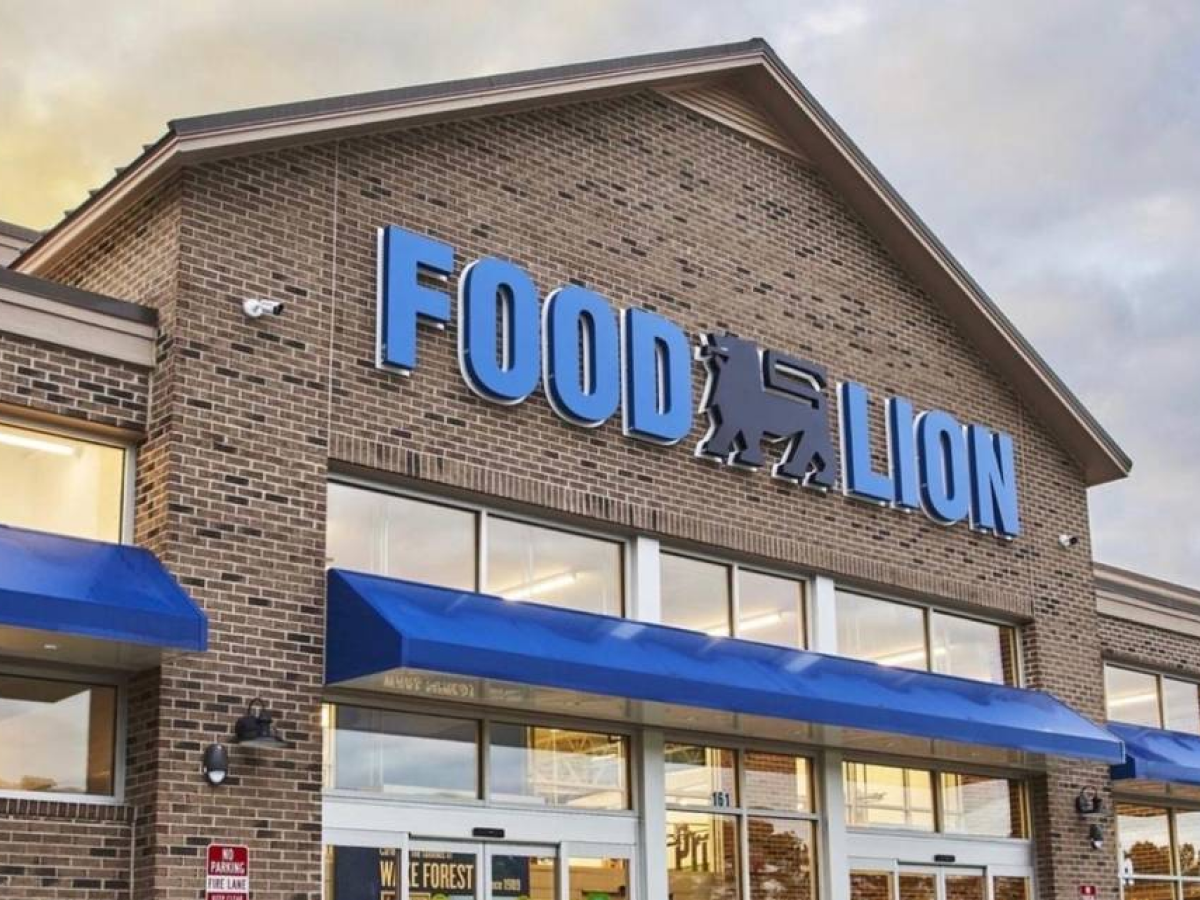 Food Lion check cashing stock image